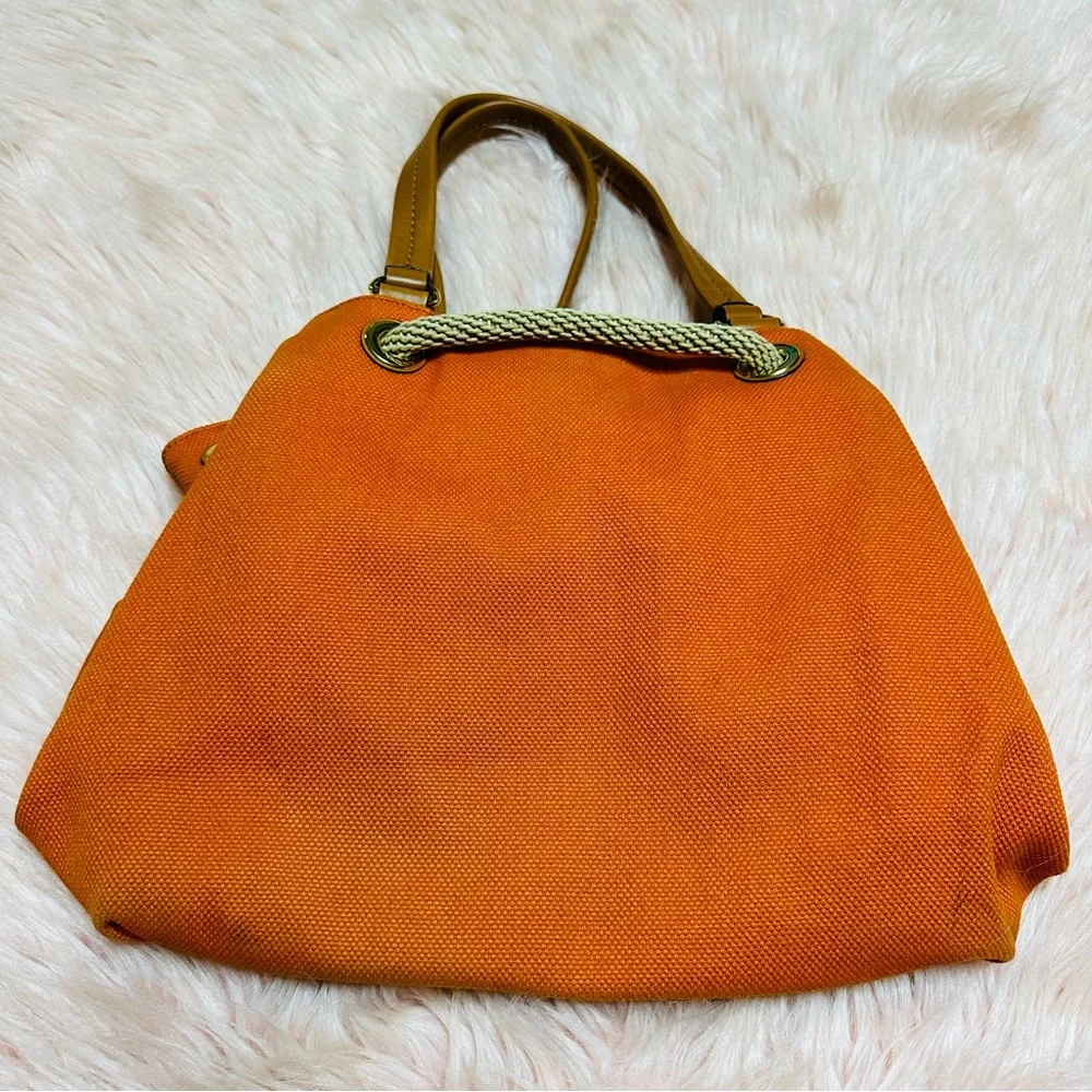 Michael Kors handbag with tassel detail. - Picture 3 of 16